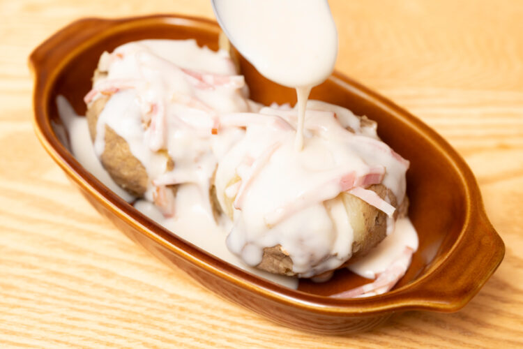 じゃがいもにホワイトソースをかける